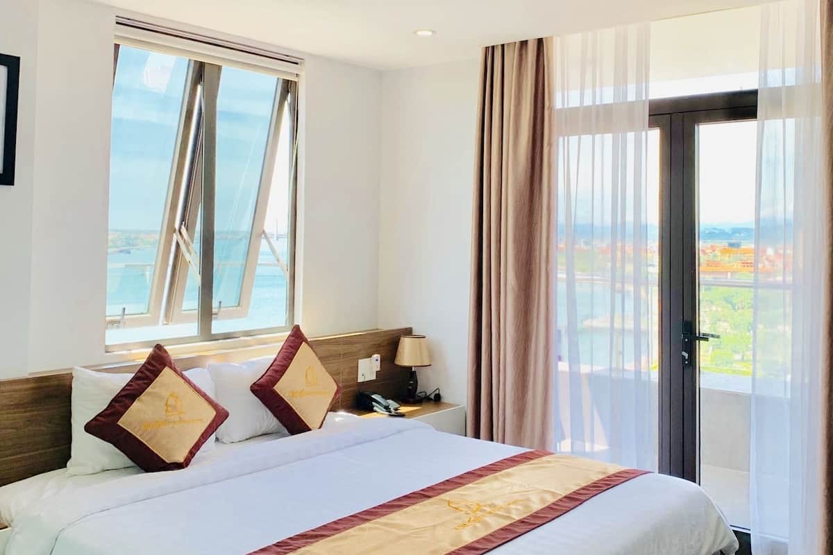 Minibar, in-room safe, desk, laptop workspace