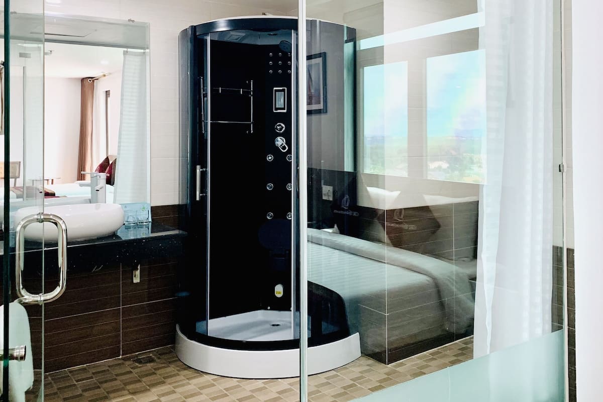 Une salle de bain moderne avec une douche à parois de verre, un lavabo et des toilettes.