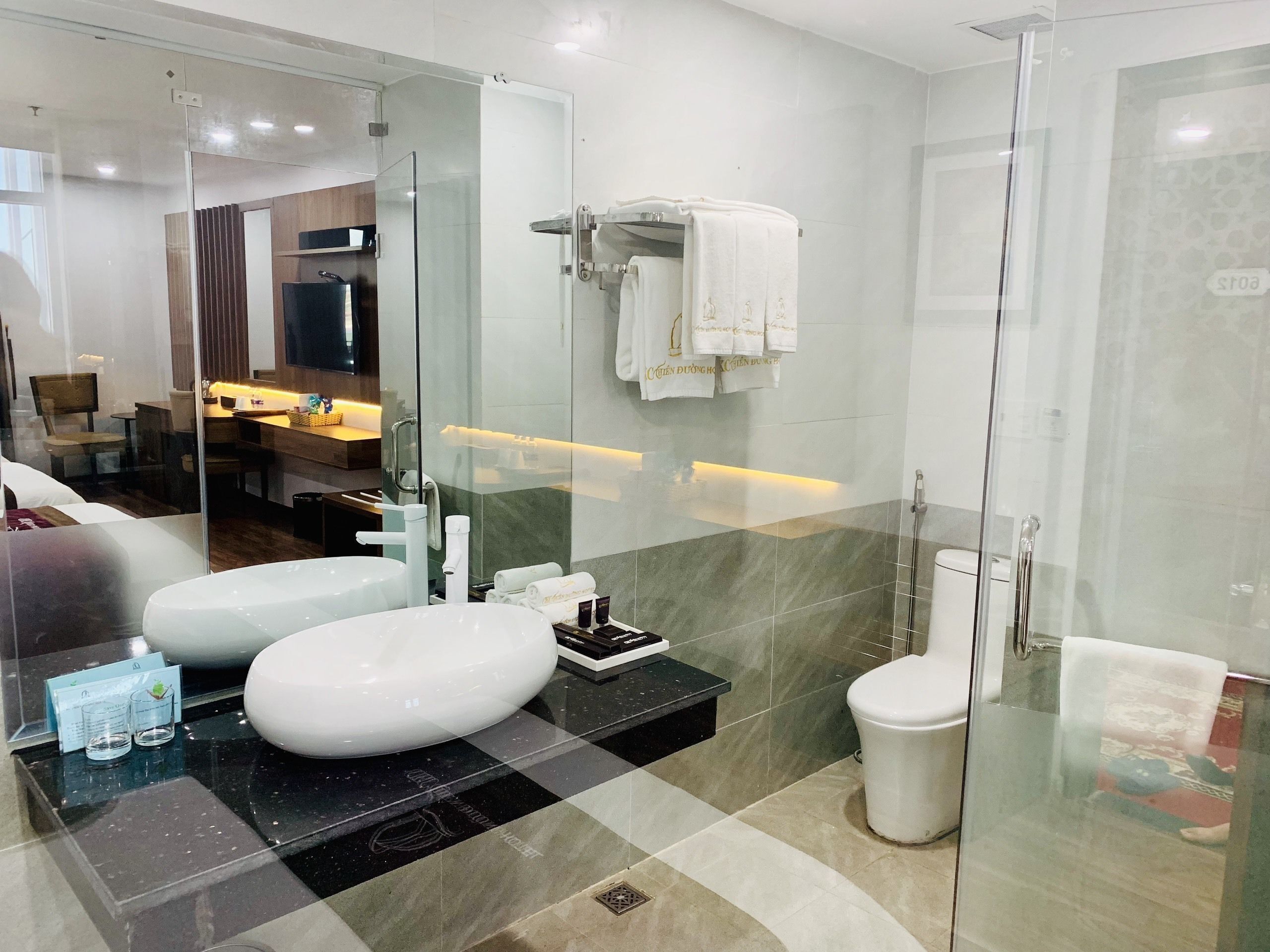 Baño | Regadera, amenidades de baño gratuitas, secadora de cabello, pantuflas 