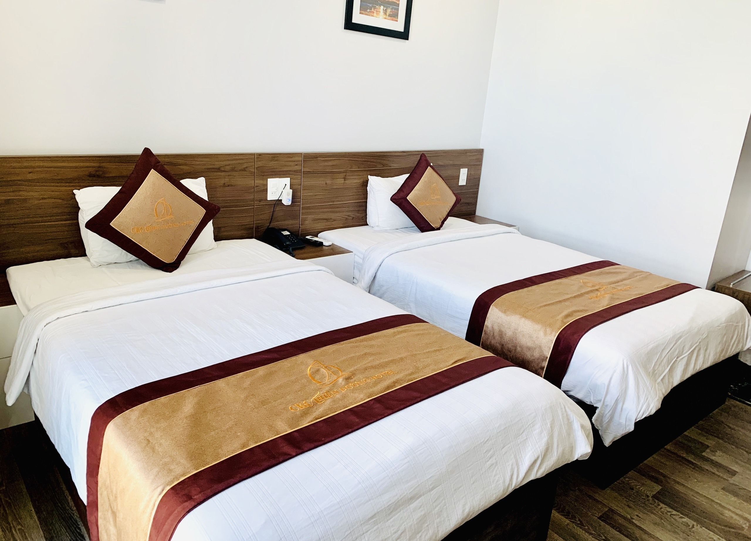 Minibar, caja de seguridad en la habitación y escritorio 