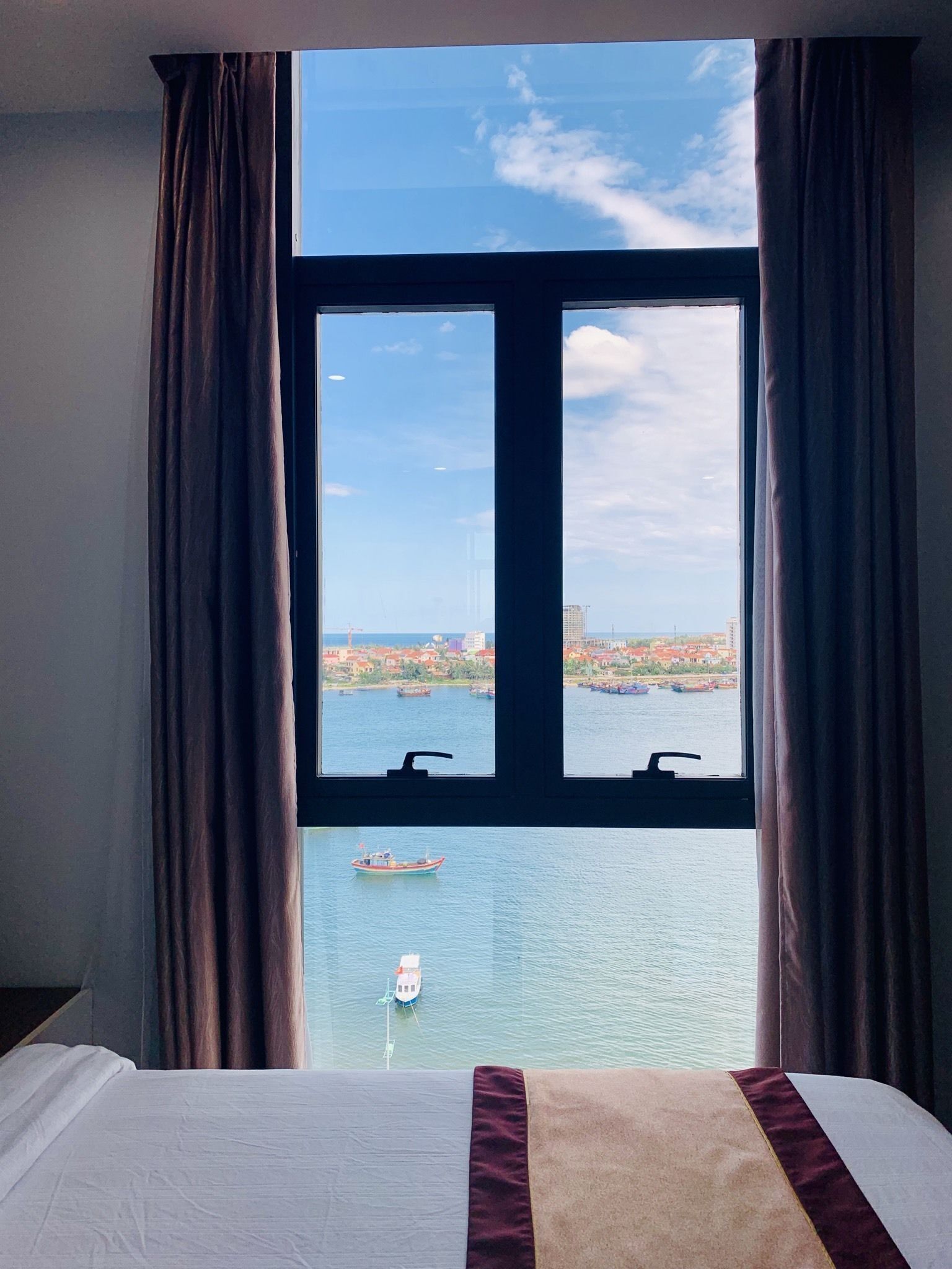 Minibar, caja de seguridad en la habitación y escritorio 