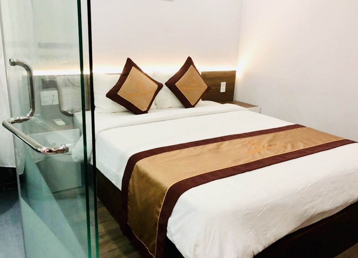 Minibar, caja de seguridad en la habitación y escritorio 