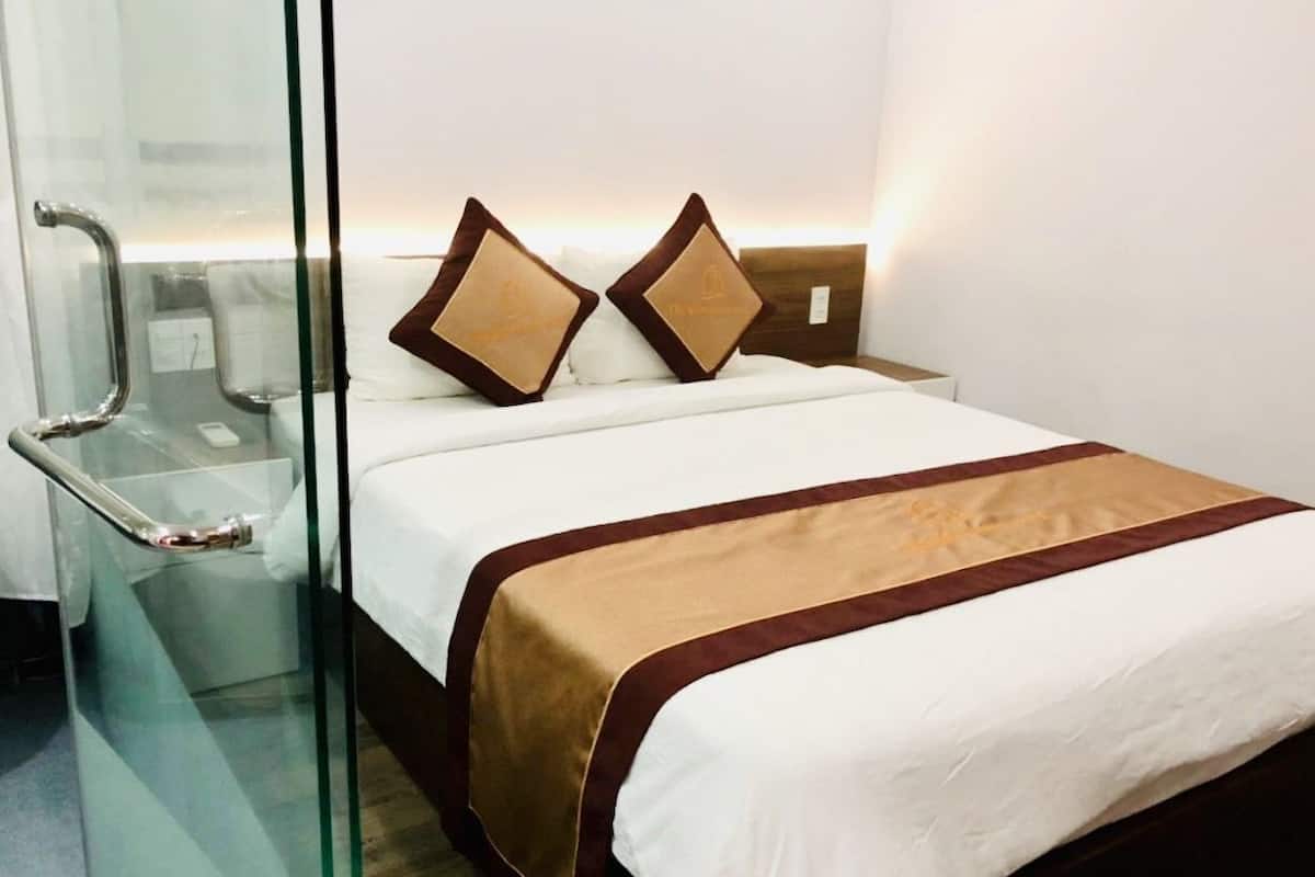 Minibar, in-room safe, desk, laptop workspace