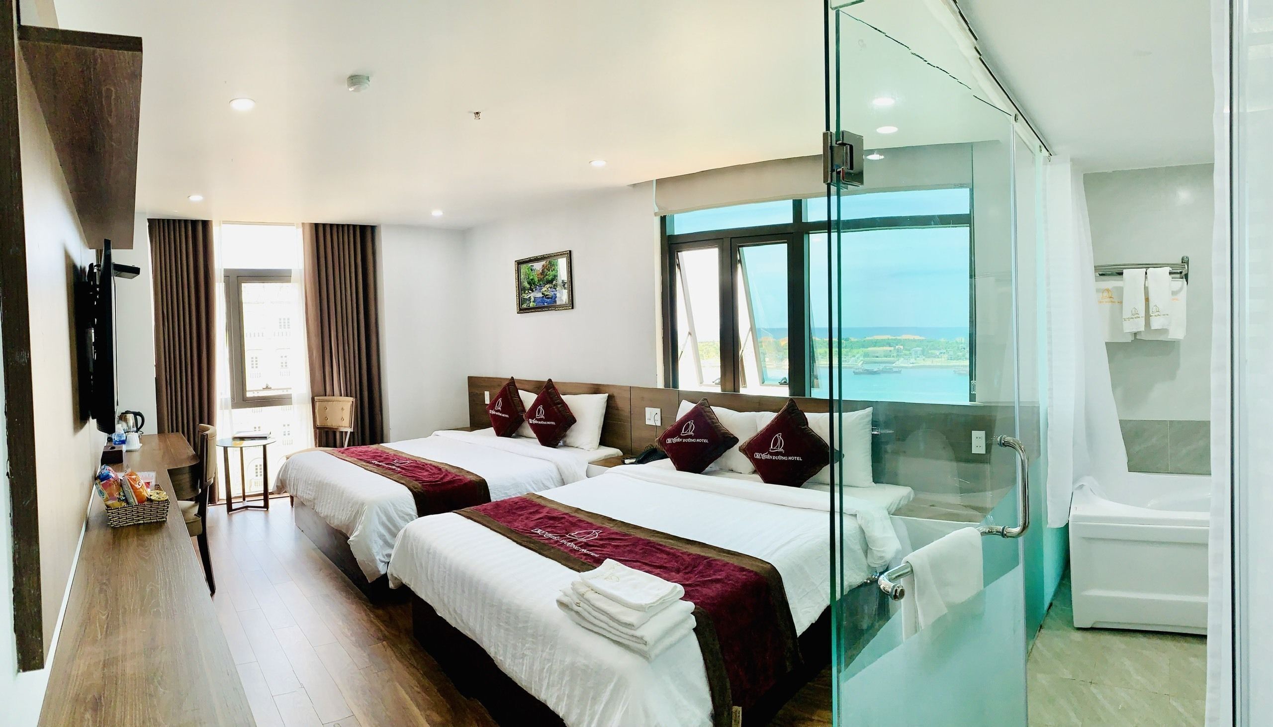 Minibar, caja de seguridad en la habitación y escritorio 