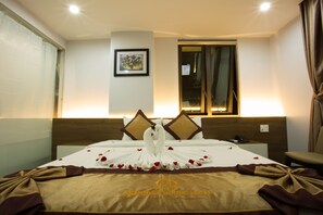 Deluxe Double Room | Minibar, in-room safe, desk, laptop workspace - CKC Thien Duong Hotel (Dong Hoi)