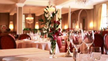 Mittagessen und Abendessen, lokale und internationale Küche