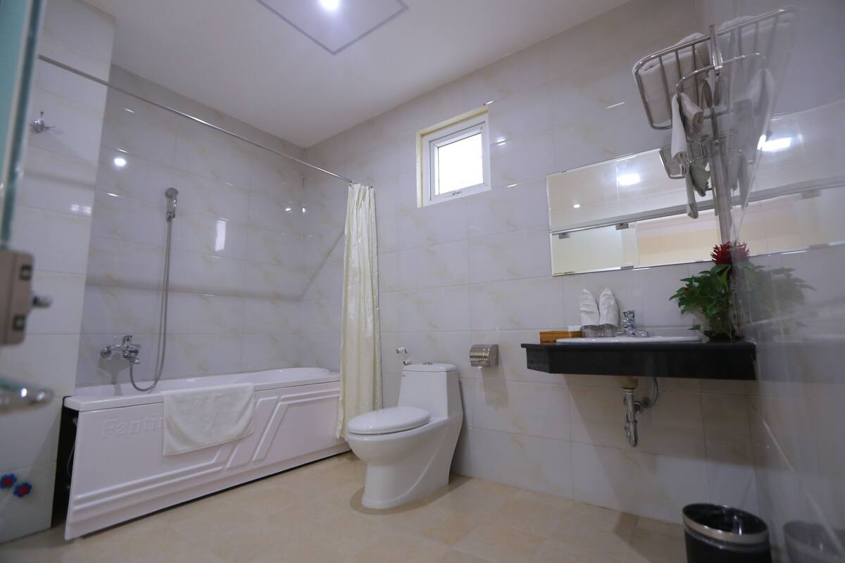 royal double room, smoking, bathtub | bathroom | shower, hydromassage showerhead, designer toiletries, hair dryer