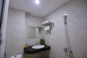Superior-Doppel- oder -Zweibettzimmer, Raucher, Kühlschrank | Badezimmer | Dusche, Hydromassagedusche, Designer-Toilettenartikel, Haartrockner