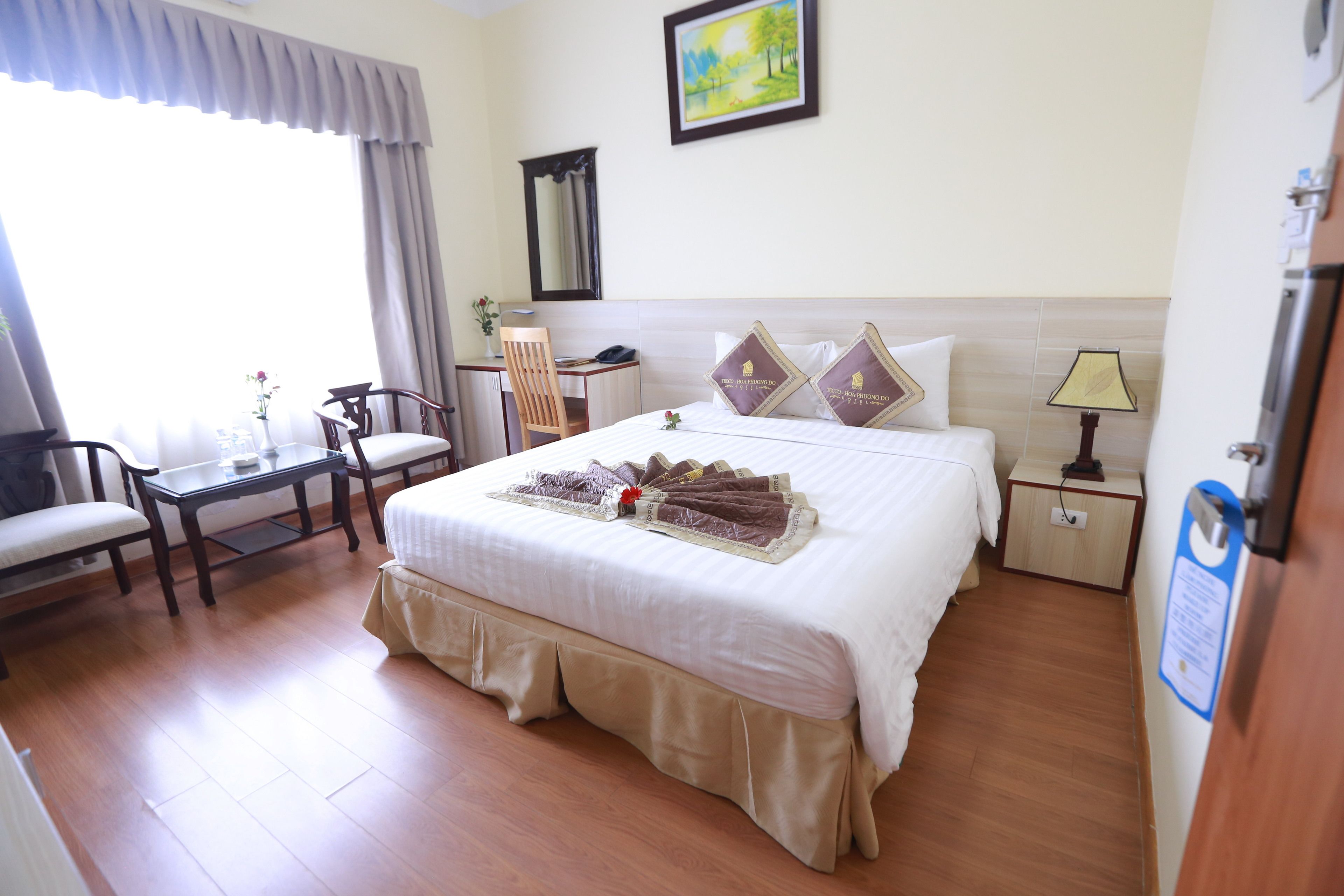 superior double room, 1 queen bed, smoking, refrigerator | minibar, in-room safe, individually decorated, individually furnished