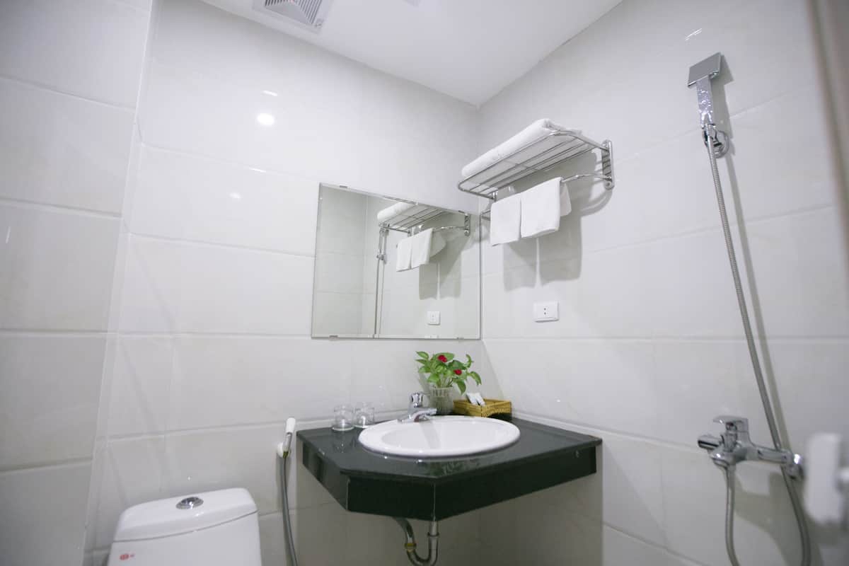 deluxe triple room, smoking | minibar, in-room safe, individually decorated, individually furnished