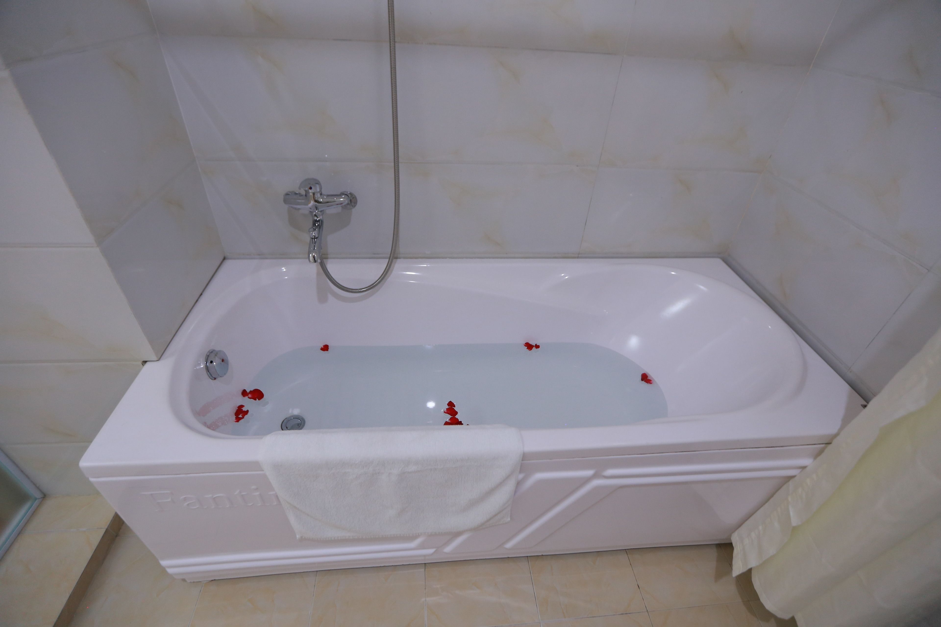 royal double room, smoking, bathtub | bathroom | shower, hydromassage showerhead, designer toiletries, hair dryer