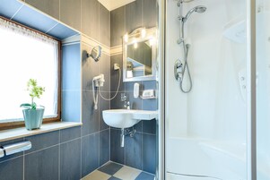 Ducha, artículos de tocador gratuitos, secador de pelo, toallas