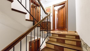 A staircase with wooden steps and black balusters. - Villa Meri (Trogir)