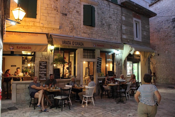 Sarapan dan makan tengah hari dihidangkan, masakan Mediterranean