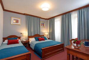 Háromágyas szoba | Íróasztal, laptophoz jól használható munkafelület és vasaló/vasalódeszka