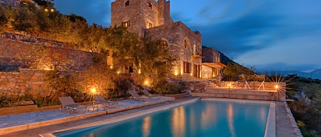 2 Außenpools, Sonnenschirme, Liegestühle