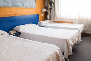 Habitación triple | Caja fuerte, escritorio, cortinas opacas y cunas (de pago)