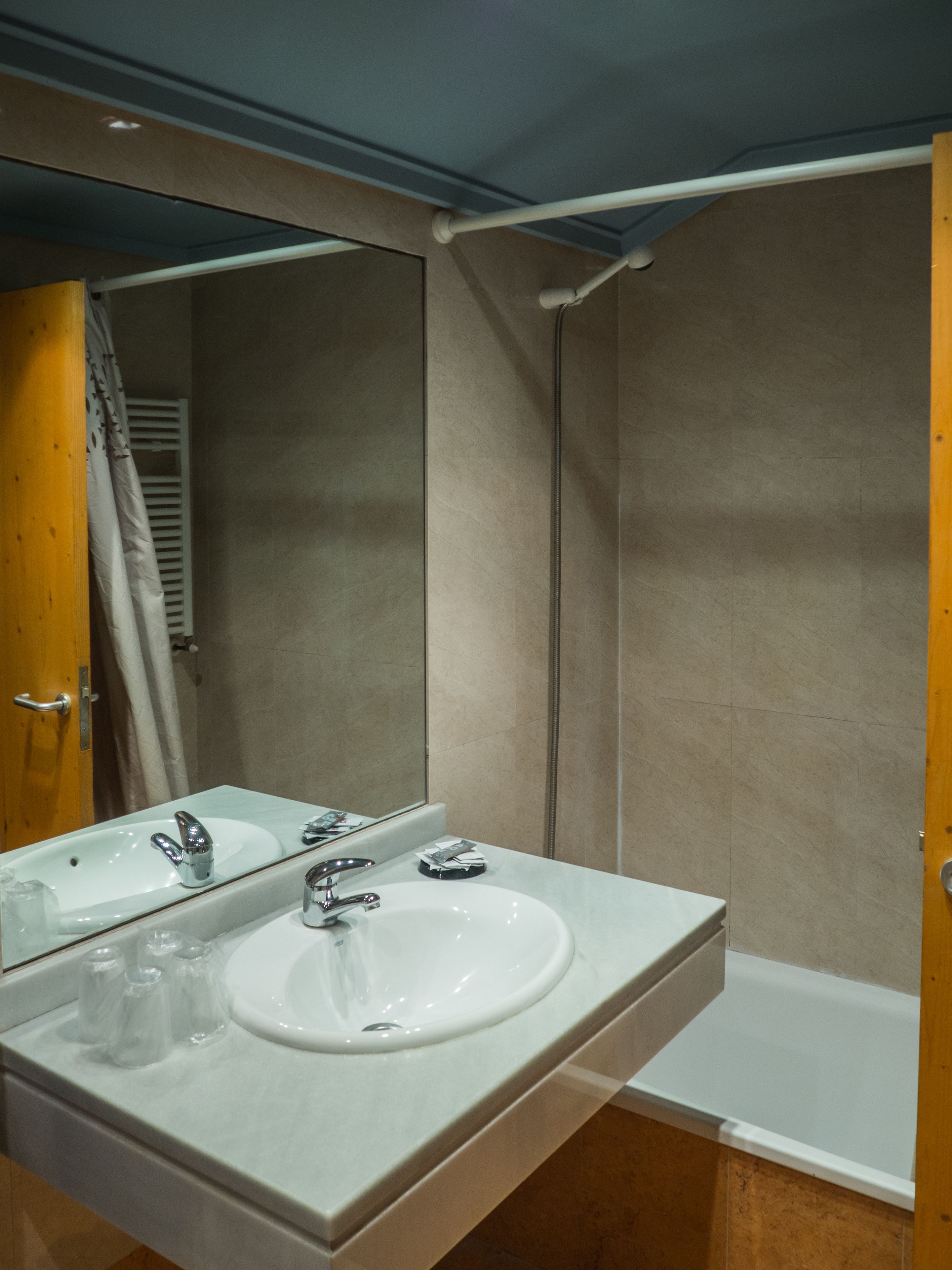 Habitación cuádruple | Baño | Ducha y bañera combinadas y artículos de higiene personal gratuitos