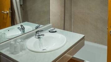 Habitación cuádruple | Baño | Ducha y bañera combinadas y artículos de higiene personal gratuitos