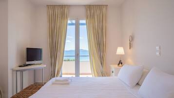 2 bedrooms, individually decorated, individually furnished