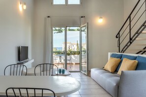 2 bedrooms, individually decorated, individually furnished