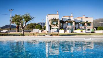 2 piscine all'aperto, ombrelloni da piscina, lettini