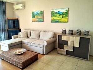 Apartament, 1 dormitori, vistes al jardí, zona de pati | Sala d'estar | Televisor de pantalla plana 