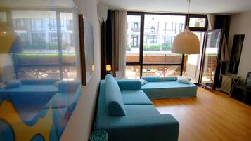 Departamento de diseñador, 1 habitación, Terraza, junto a la alberca | Sala de estar | Televisión de pantalla plana