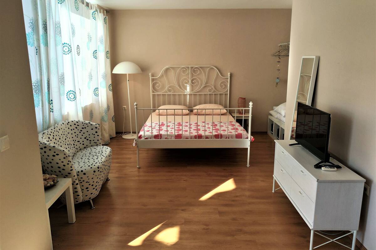 1 chambre, fer et planche à repasser, lits bébé (gratuits)