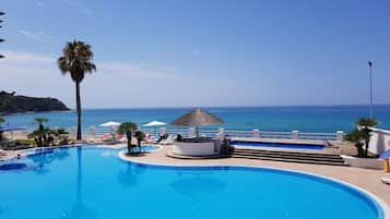 สระว่ายน้ำกลางแจ้ง