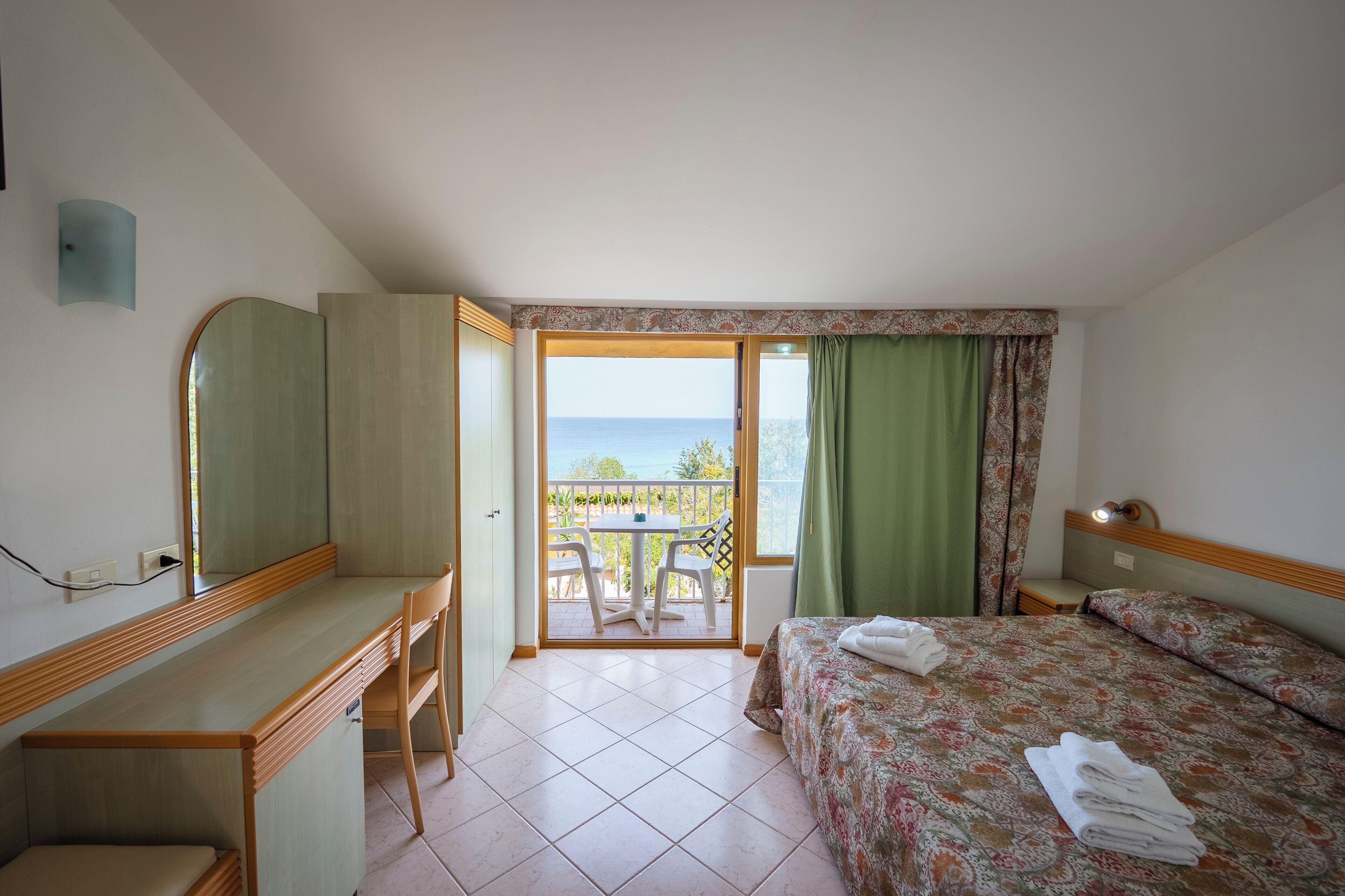 Double or Twin Room, Sea View | Desk
