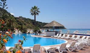 Outdoor pool - Cala Petrosa Resort (Parghelia)