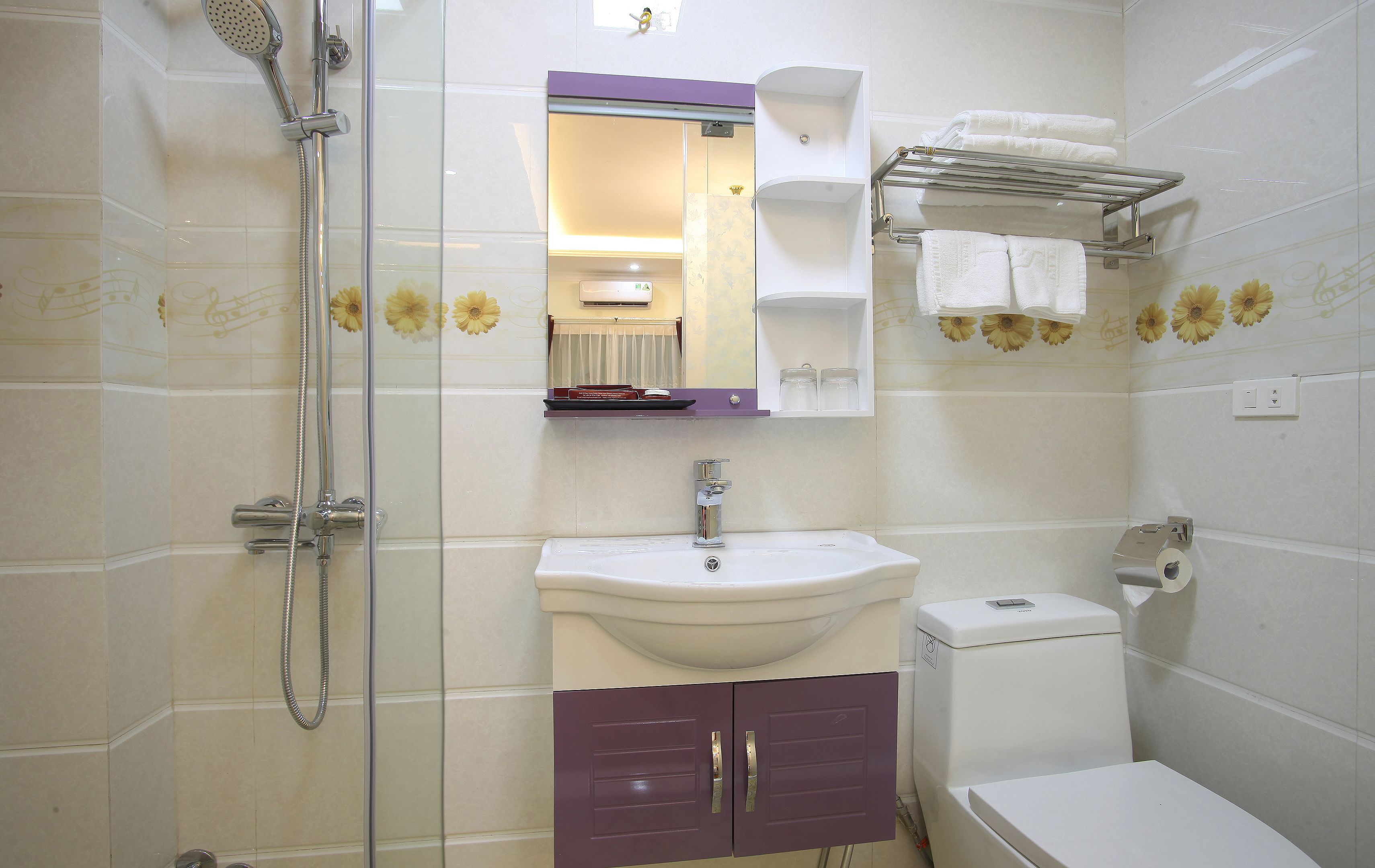 shower, rainfall showerhead, free toiletries, hair dryer