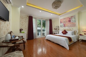 Junior Suite, Balcony | Premium bedding, minibar, in-room safe, desk - My Moon Hotel (Hanoi)