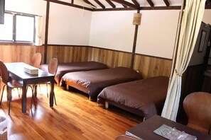 Chambre triple, non-fumeur | Décor unique, ameublement unique, bureau, système d’insonorisation