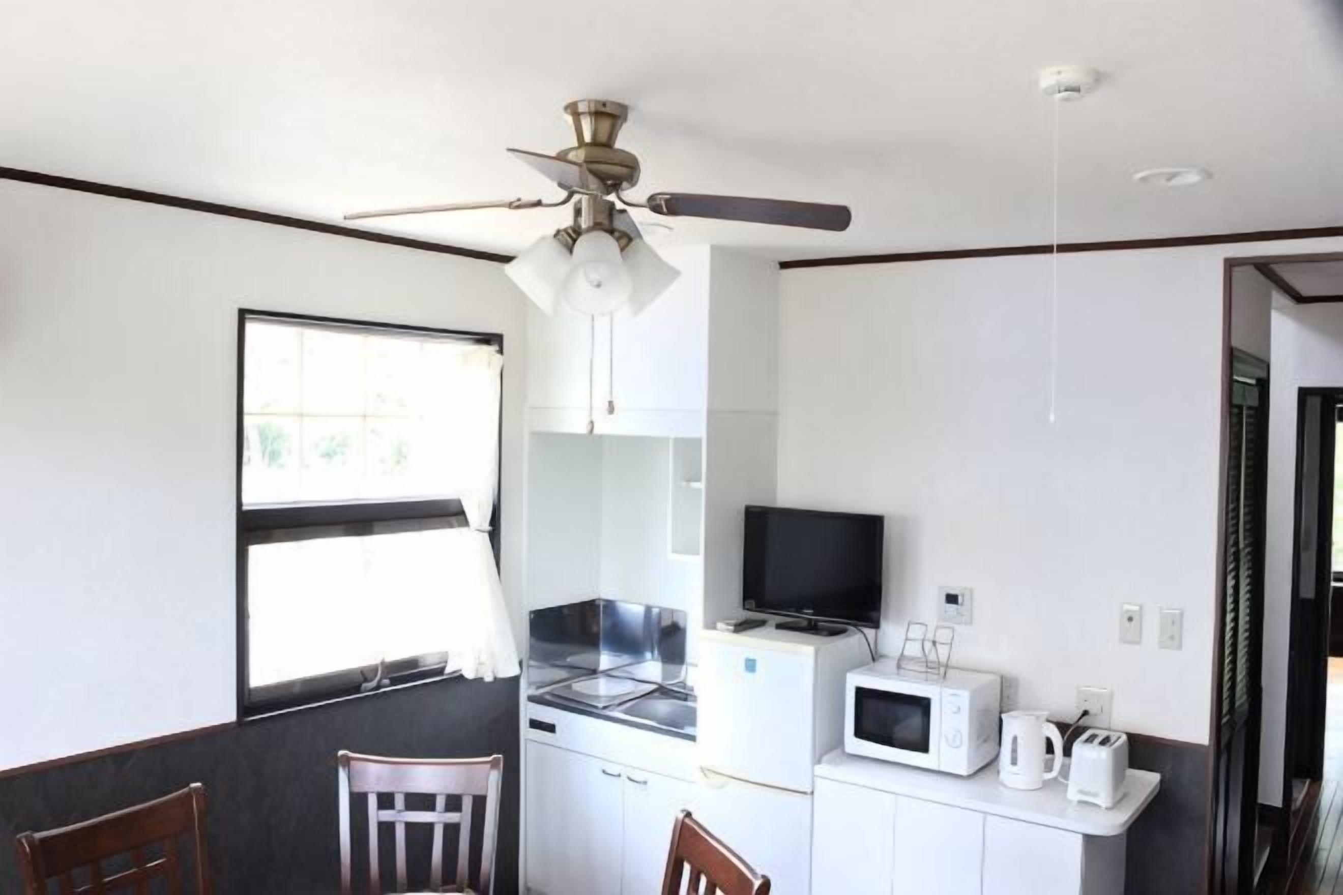 Private kitchen | Full-sized fridge, microwave, oven, stovetop