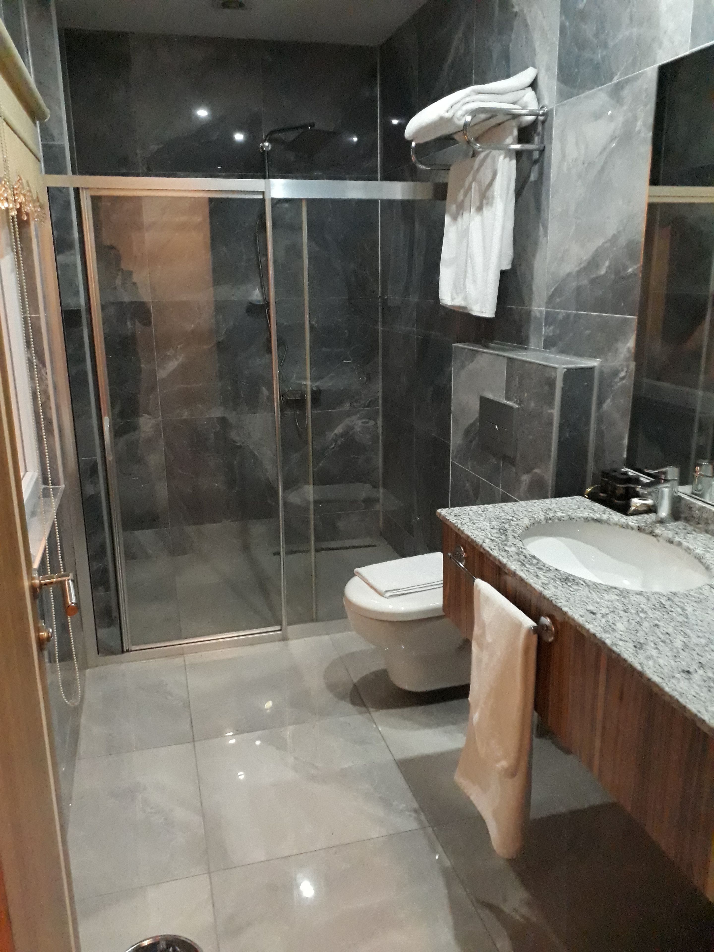 Double Room, Smoking, City View | Bilik Mandi | Pancuran mandi, hulu semburan mandi hujan 