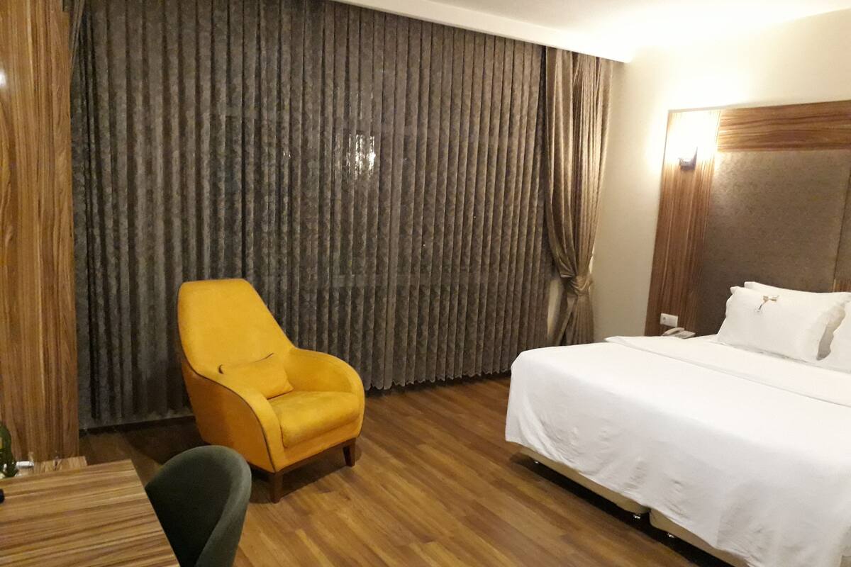 Deluxe Room, City View | 1 bedroom, Egyptian cotton sheets, premium bedding, minibar