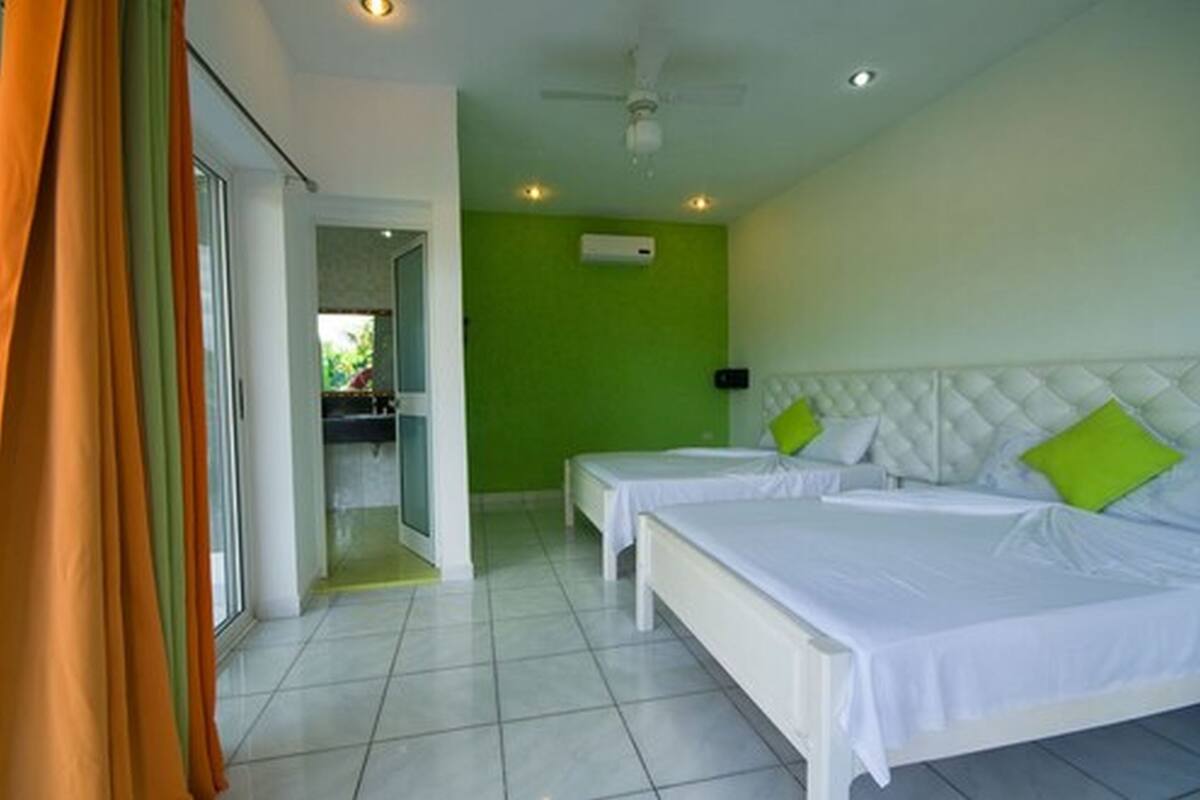 Superior-værelse med 2 enkeltsenge | Minibar, pengeskab på værelset, strygejern/strygebræt, sengetøj