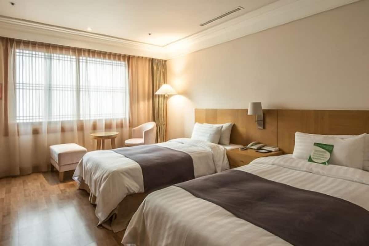Minibar, in-room safe, desk, blackout drapes