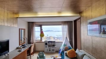 Suite (Kids) | Living area | Flat-screen TV