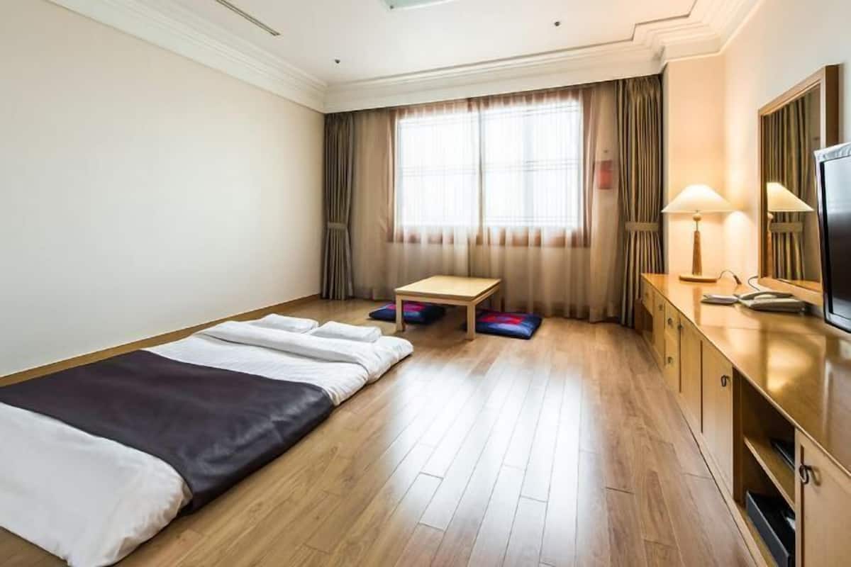 1 slaapkamer, een minibar, een kluis op de kamer, een bureau