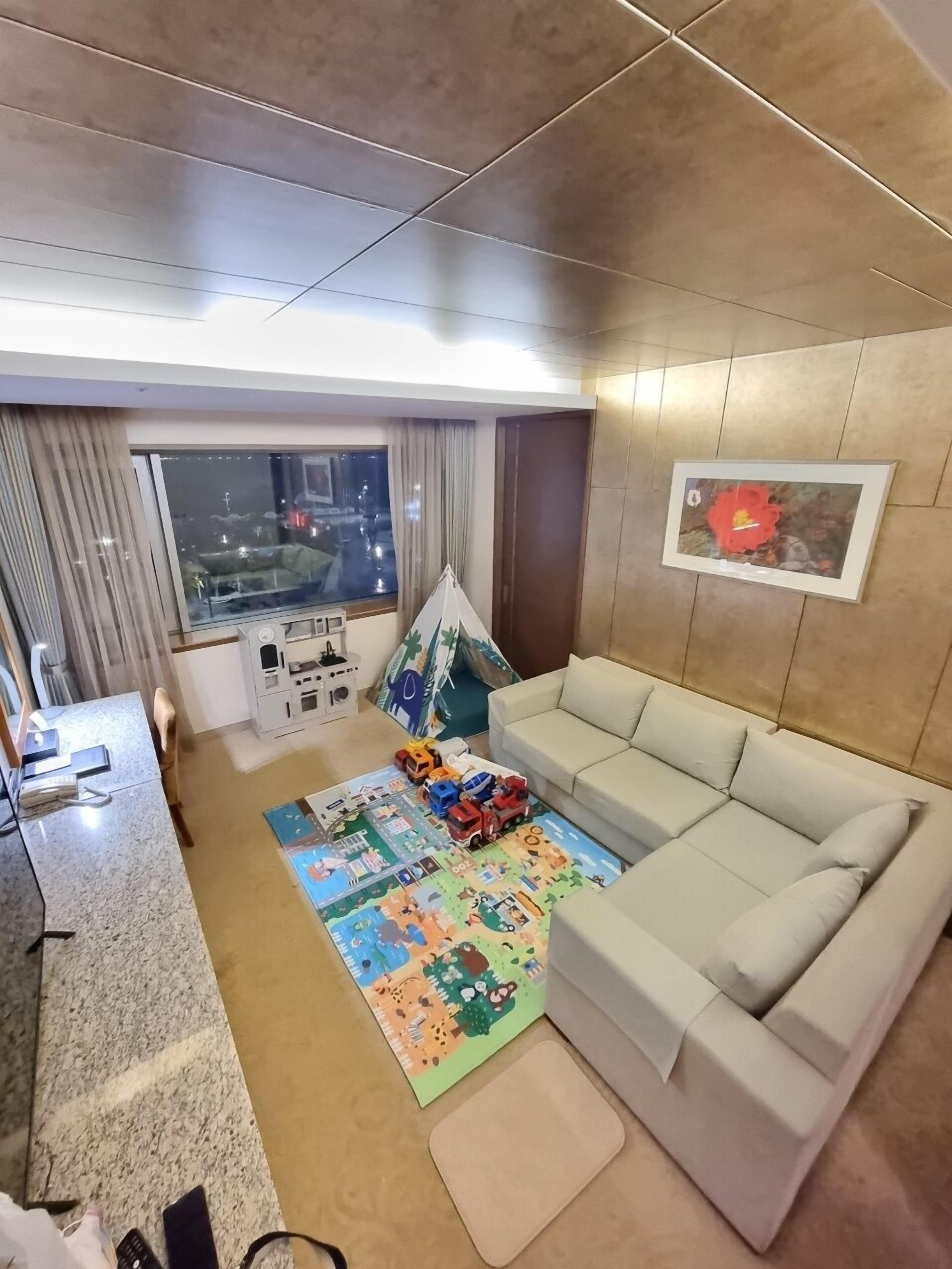 suite (kids) | living area | flat-screen tv