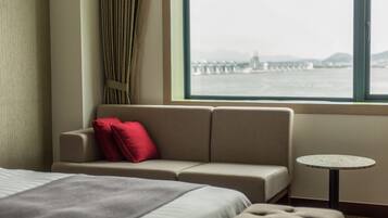 Deluxe Room, Ocean View (A) | Minibar, in-room safe, desk, blackout drapes