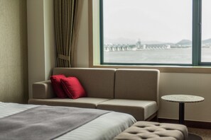Minibar, in-room safe, desk, blackout curtains - Shangria Beach Tourist Hotel (Mokpo)