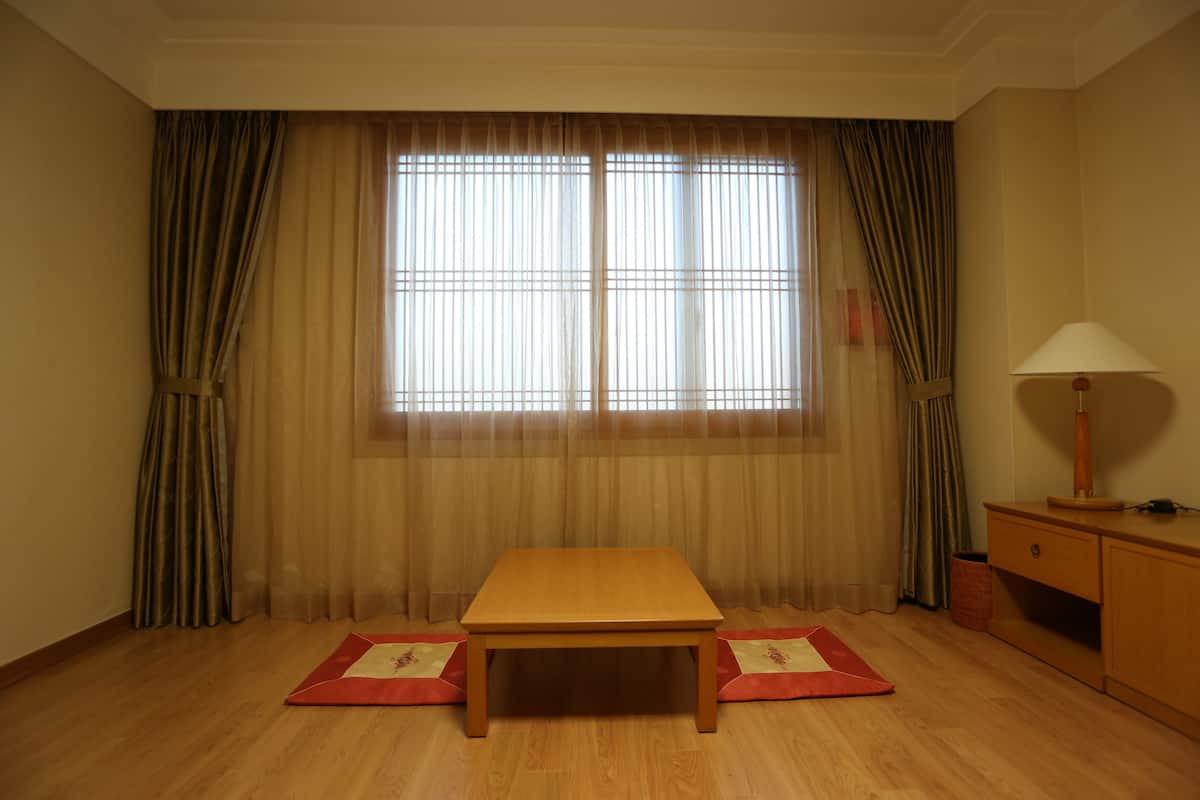 Kamer (Korean Ondol) | 1 slaapkamer, een minibar, een kluis op de kamer, een bureau
