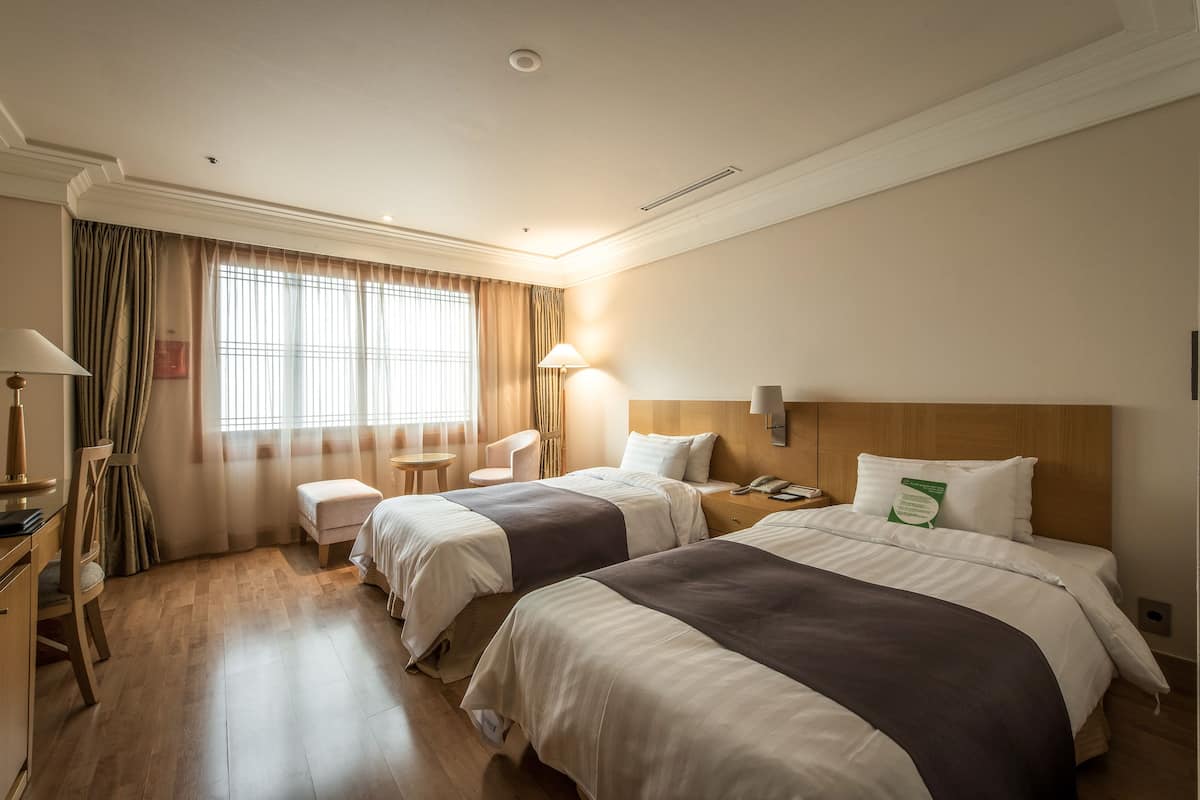 Deluxe kamer, uitzicht op de stad (C) | 1 slaapkamer, een minibar, een kluis op de kamer, een bureau