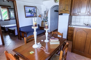 Casa, 2 habitaciones | Servicio de comidas en la habitación
