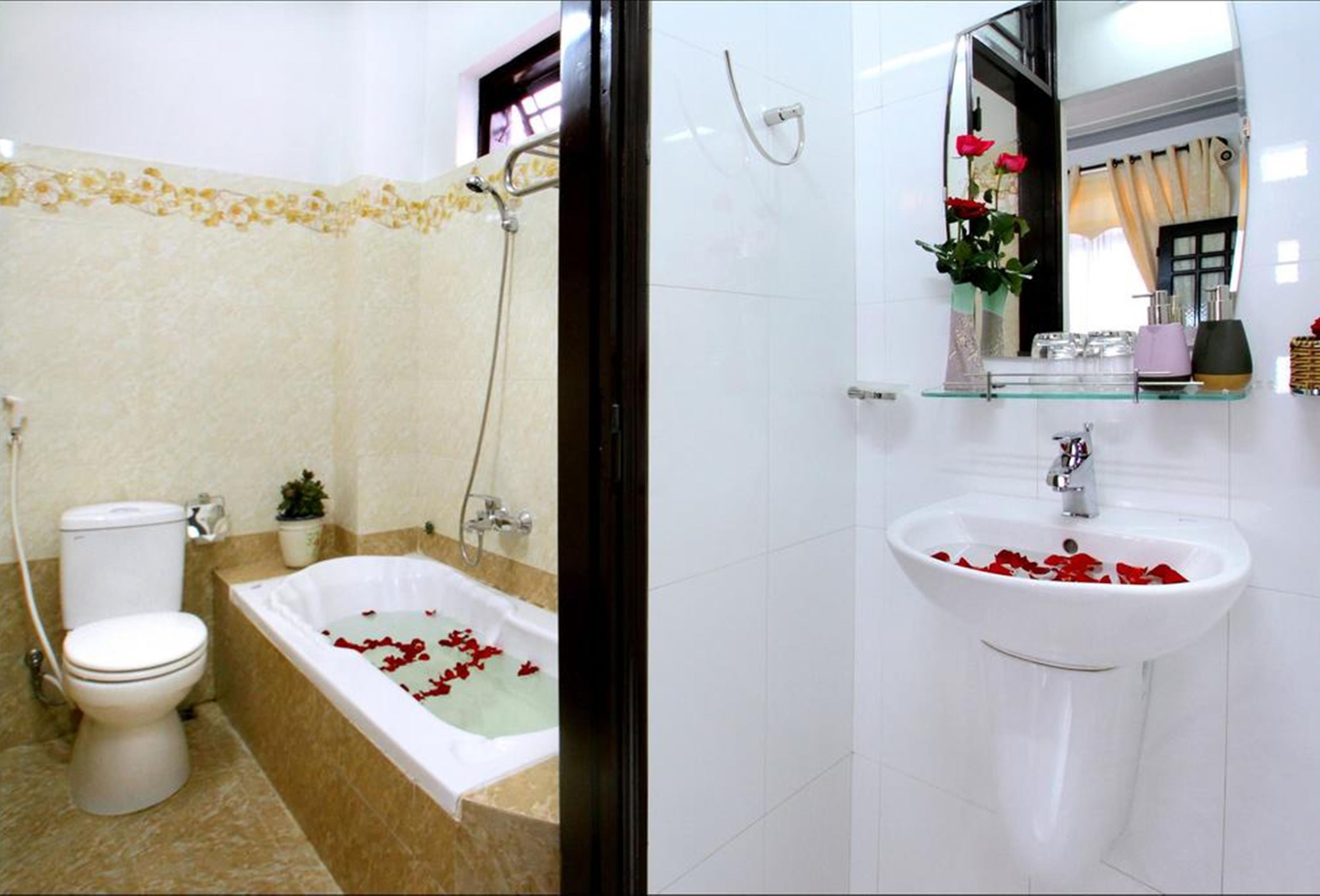 Deluxe Room | Bathroom | Free toiletries, hair dryer, slippers, towels