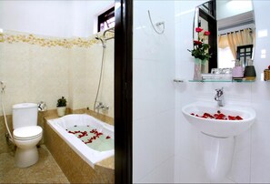 Deluxe Room | Bathroom | Free toiletries, hair dryer, slippers, towels - Camellia Homestay (Da Nang)